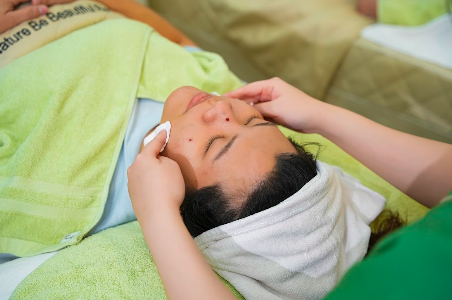 Khách hàng thư giãn trong liệu trình chăm sóc da Chăm sóc da mặt quận 2 uy tín – Top địa chỉ được đánh giá cao nhất